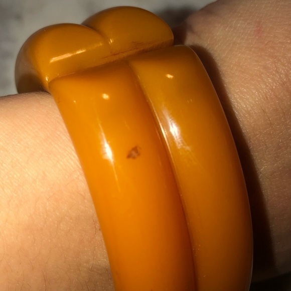 VTG Bakelite Butterscotch Colour Carved Hinged Adjustable Size Bangle 6.2” - 7” - Picture 4 of 9